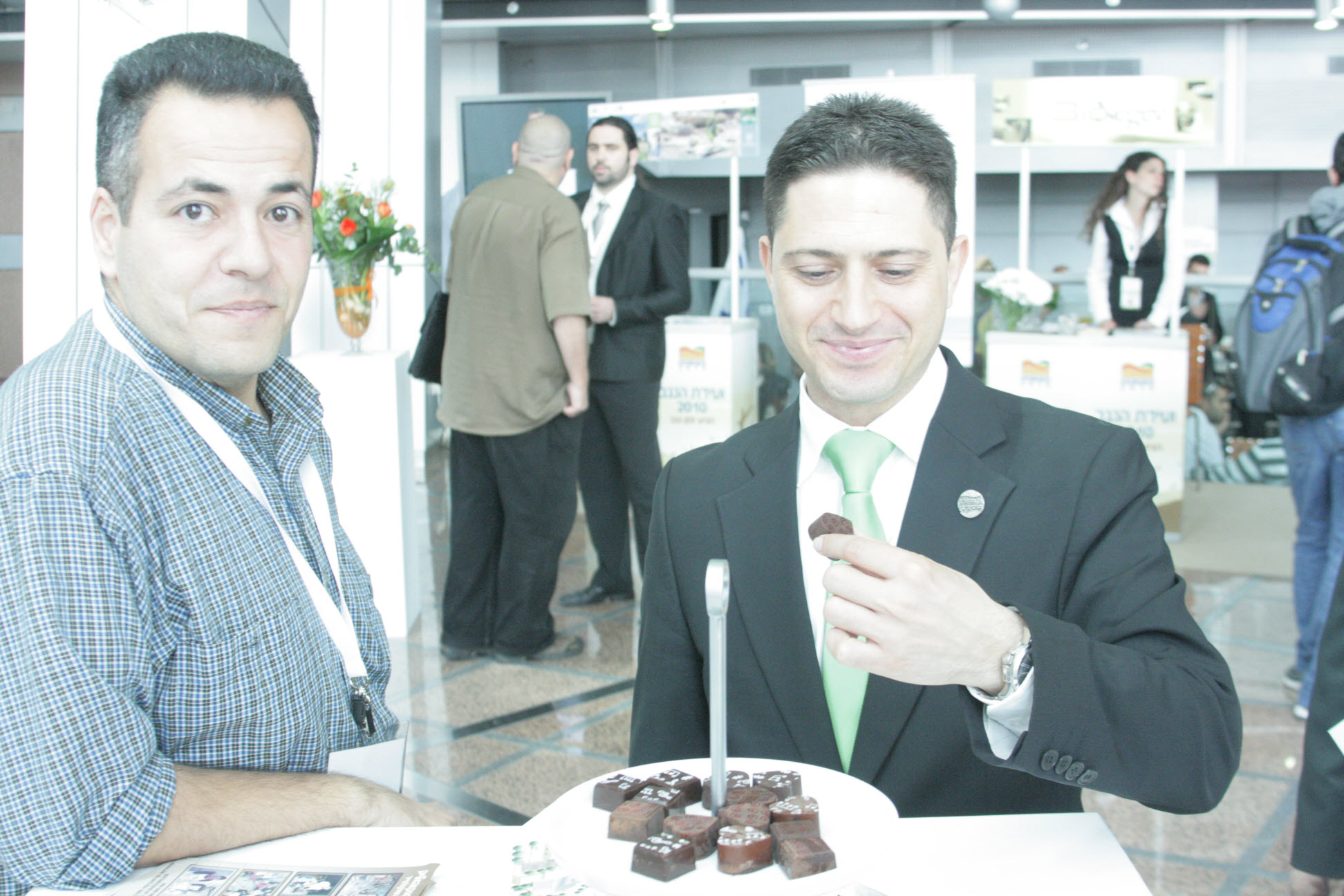 רוביק דנילוביץ, ראש העיר של באר-שבע,  אוכל ונהנה מהשוקולד של שוקוהוליק בוועידת הנגב